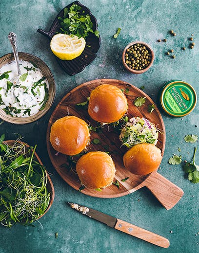 Burger z pastą z tuńczyka z zielonym pieprzem