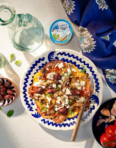 Carpaccio z pomidorów z rozdrobnioną sardynką, bakłażanami, czosnkiem i bazylią