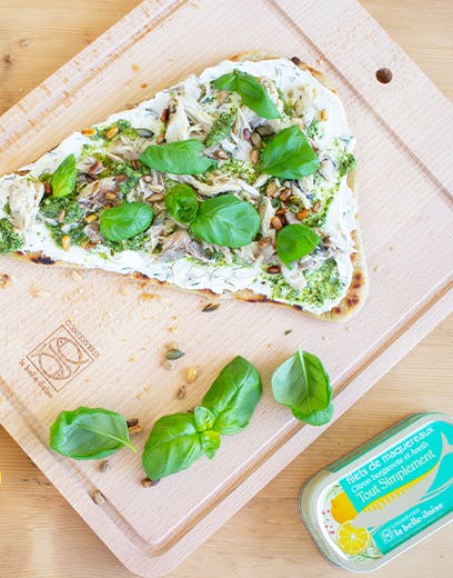 Flatbread z filetami z makreli