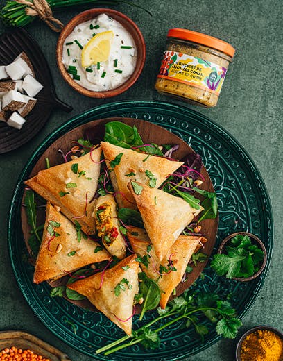 Orientalne chrupiące rożki z sosem skyr i pastą z czerwonej soczewicy z algami i curry