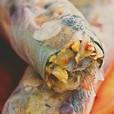 Sajgonki z makreli w curry