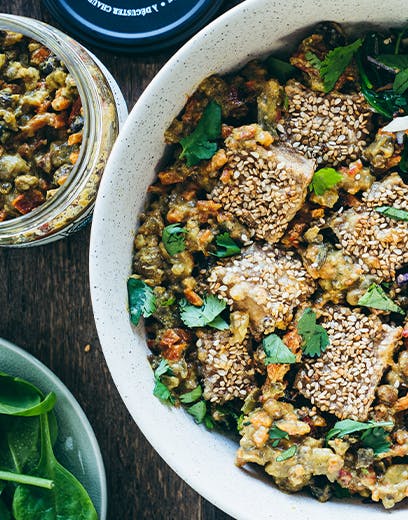 Sałatka Indie Veggie z grillowanym tofu i sezamem