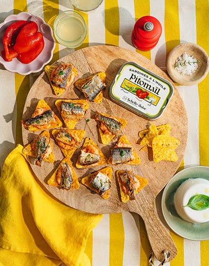 Tortilla chips z pikantną sardynką i kremem z czerwonej papryki