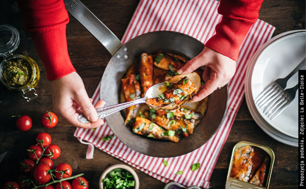 Sardynki z pomidorami i sosem pistou na ciepło