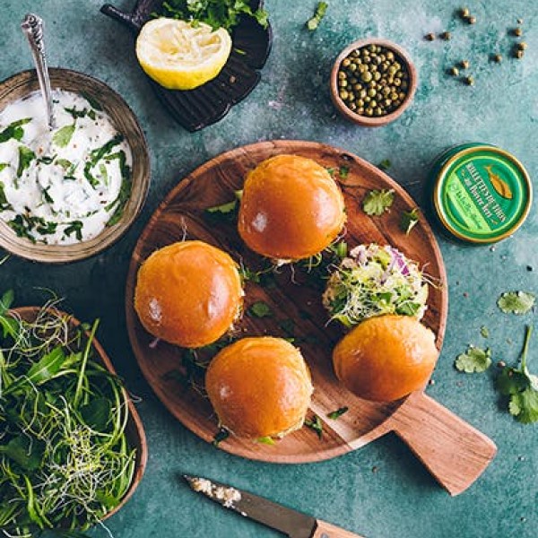 Burger z pastą z tuńczyka z zielonym pieprzem