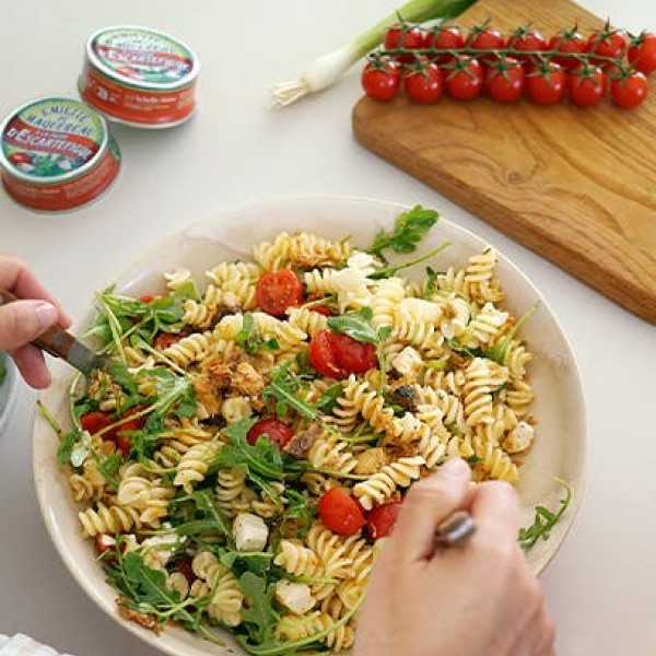 Sałatka z fusilli i rozdrobnioną makrelą Escartefigue