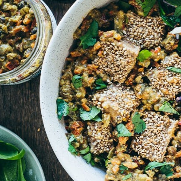 Sałatka Indie Veggie z grillowanym tofu i sezamem