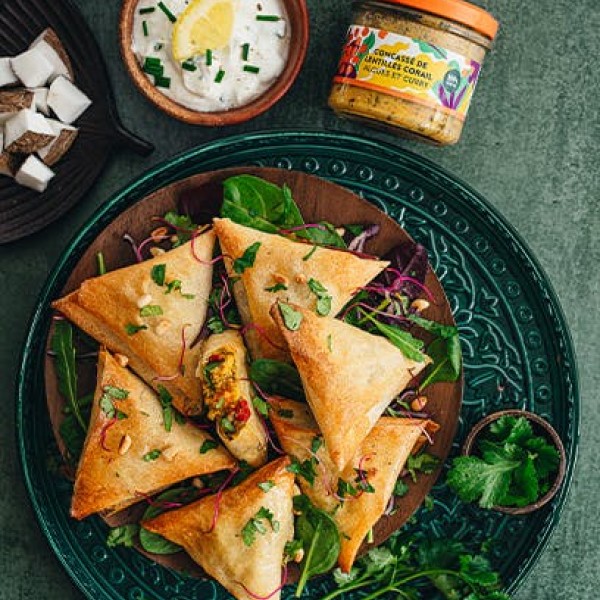 Orientalne chrupiące rożki z sosem skyr i pastą z czerwonej soczewicy z algami i curry