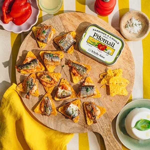 Tortilla chips z pikantną sardynką i kremem z czerwonej papryki