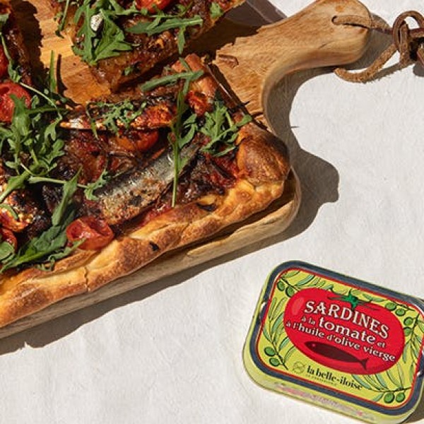 Pissaladière z sardynkami w pomidorach
